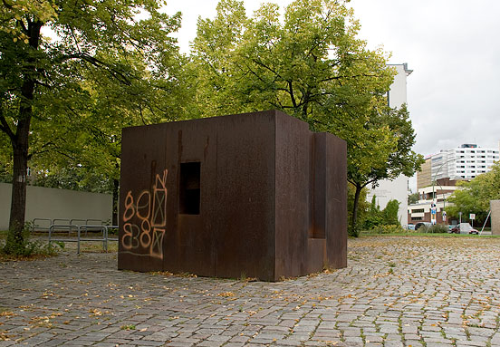 rusty iron sculpture on the sidewalk opposite the Jewish Museum