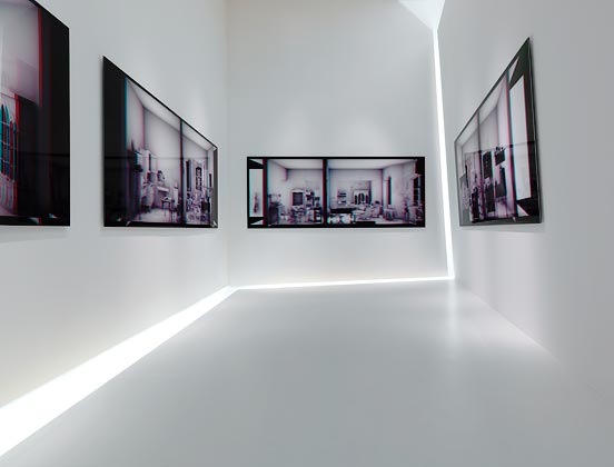Drei Wände eines Raumes, in dem dreidimensionale Bilder aufgehängt sind