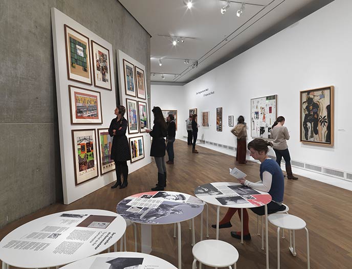 Ausstellungsbesucher in der Ausstellung »R.B. Kitaj (1932–2007). Obsessionen«