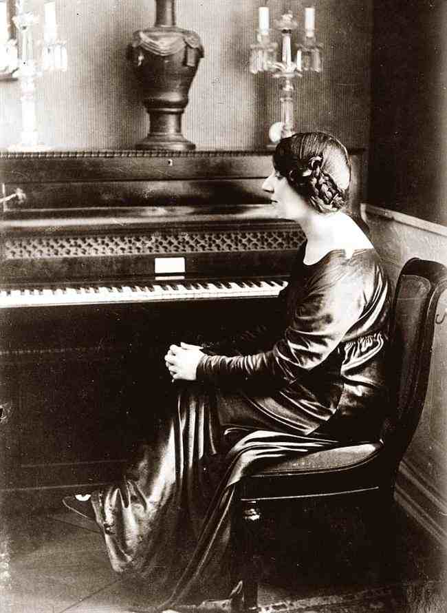 Wanda Landowska am Piano