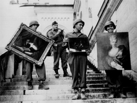 Amerikanische GIs transportieren unter der Aufsicht des MFA&A Offiziers James Rorimer Gemälde aus dem Raubkunstdepot des Einsatzstab Reichsleiter Rosenberg in Schloss Neuschwanstein, Mai 1945 - © National Archives, Washington