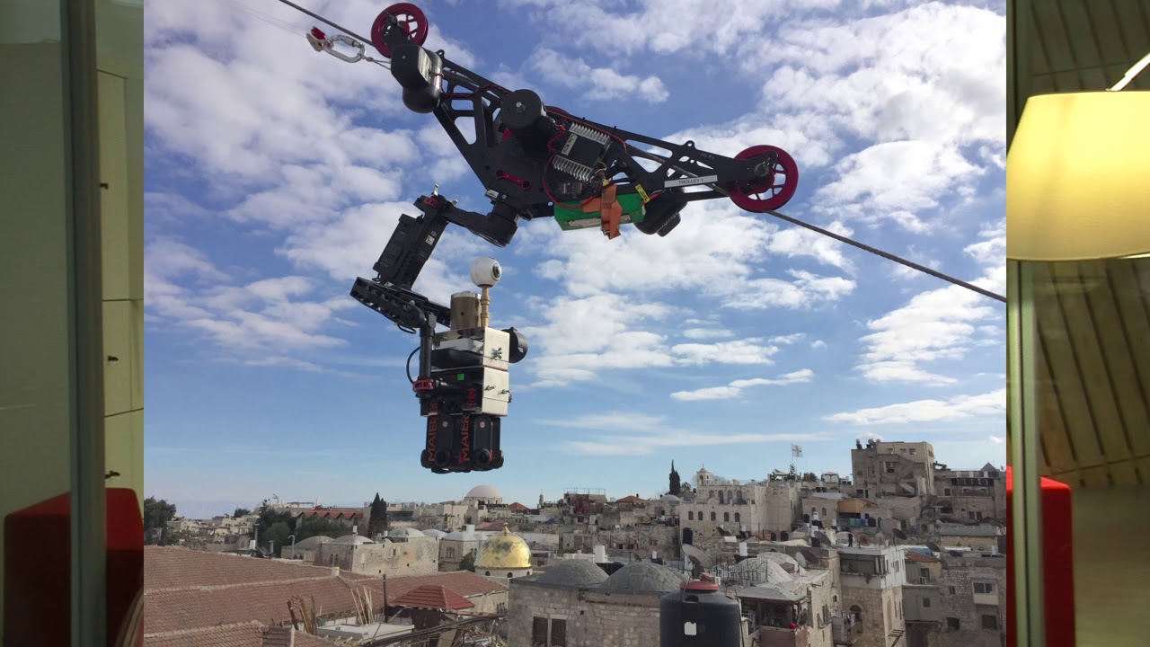 Eine Drohne mit Kamera fliegt über Jerusalem.