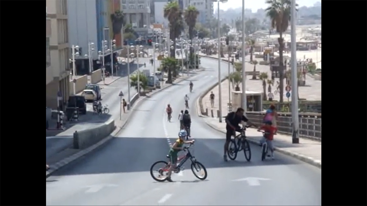 Fahrradfahrer auf einer autofreien Straße in Tel Aviv.