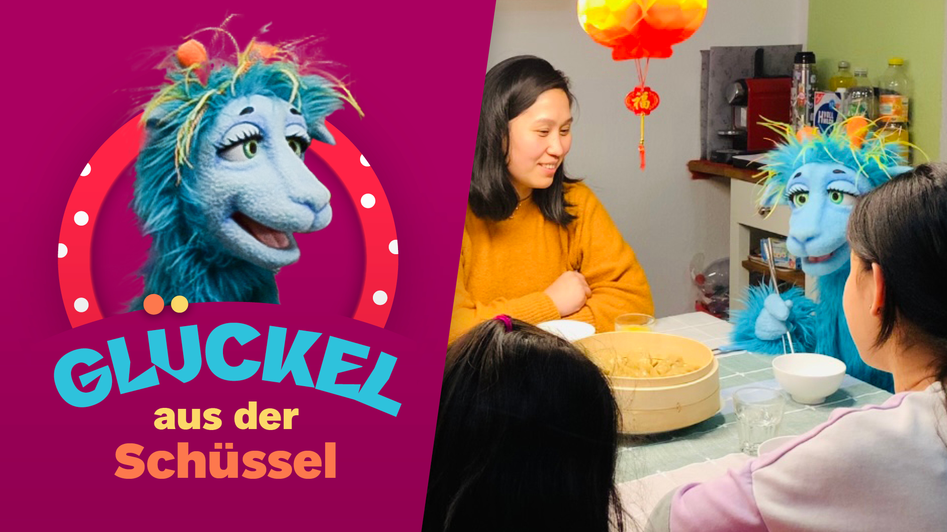 Familie sitzt mit Fantasiewesen Glückel an einem Tisch und isst Jiaozi