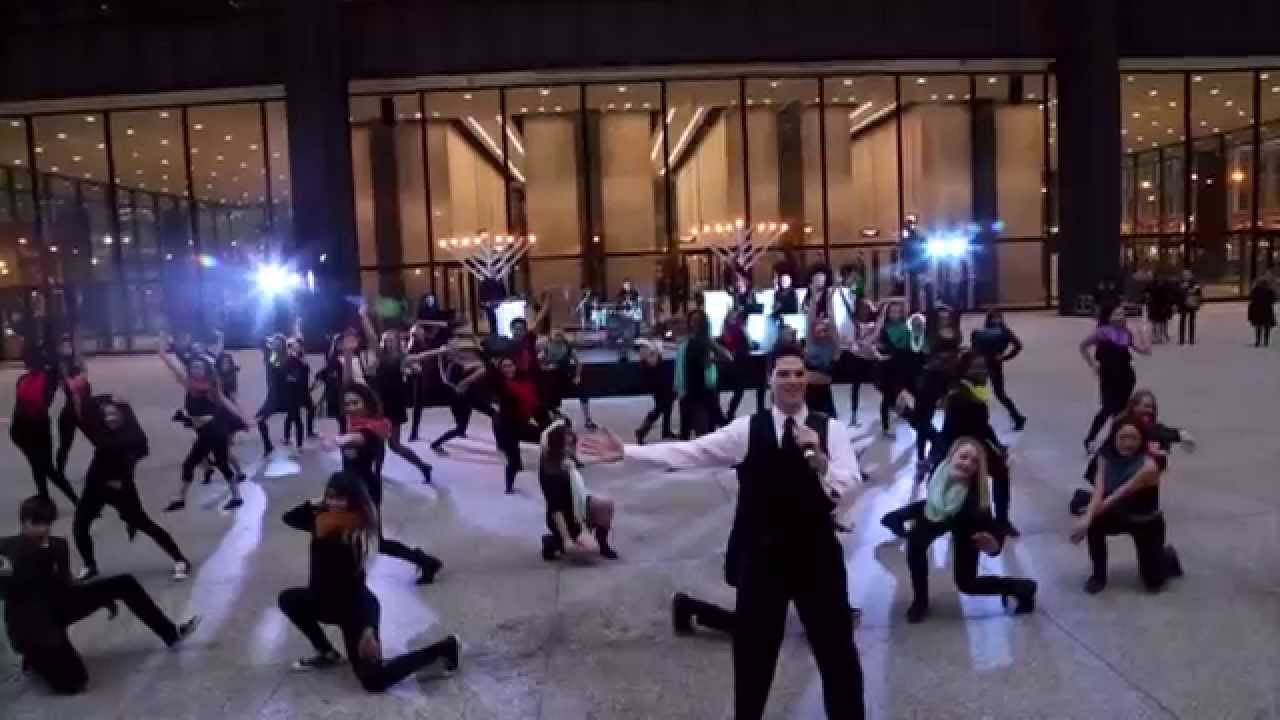 Eine Gruppe Tänzer*innen im öffentlichen Raum.