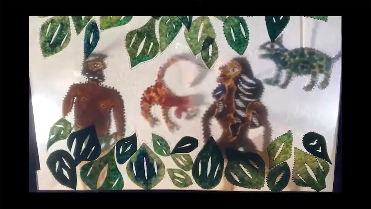Szene aus einem Schattentheater: Frau und Mann, ein Affe und eine Schlange im Blätterwald.