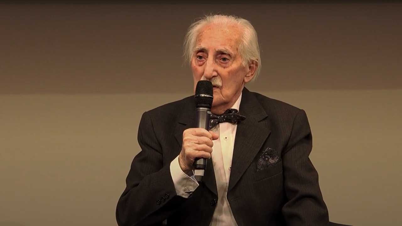 Leon Weintraub speaks into the microphone.