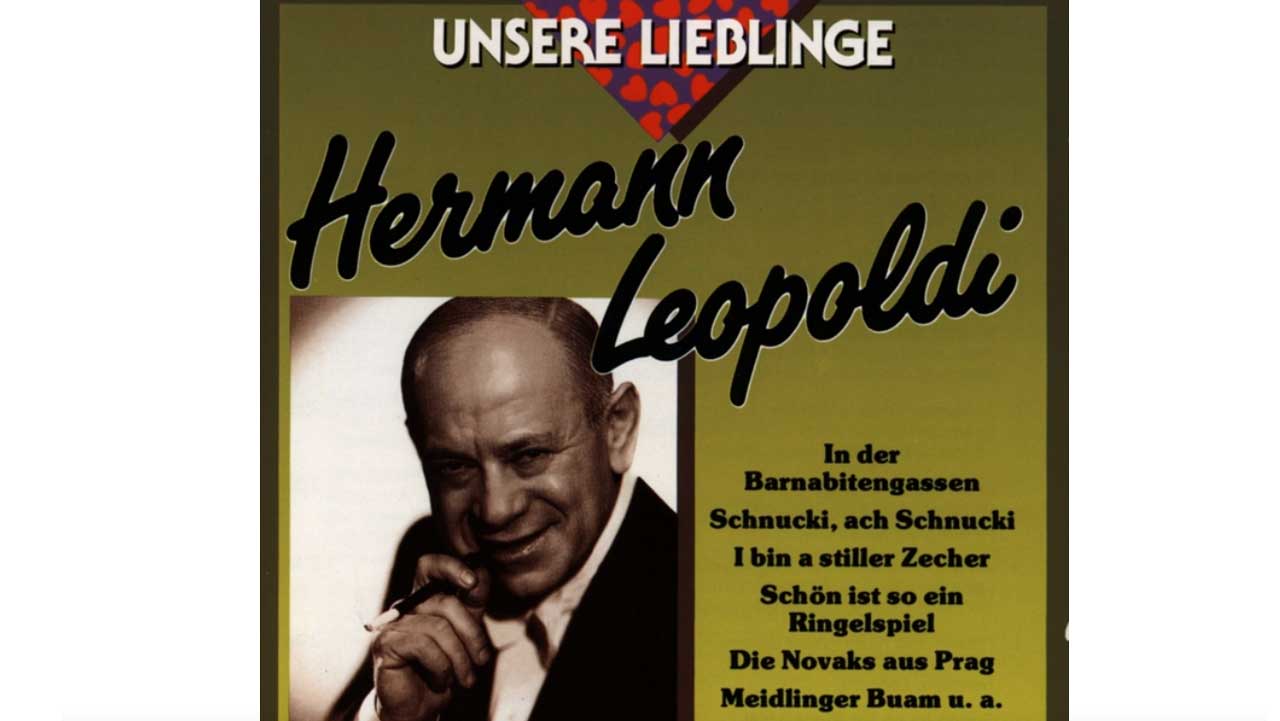Cover des Albums von Hermann Leopoldi "unsere Lieblinge". Eine Schwarz-weiß Fotografie von Hermann Leopoldi ist zu sehen auf der er eine Zigarette raucht. Neben ihm sind die Songtitel aufgelistet.