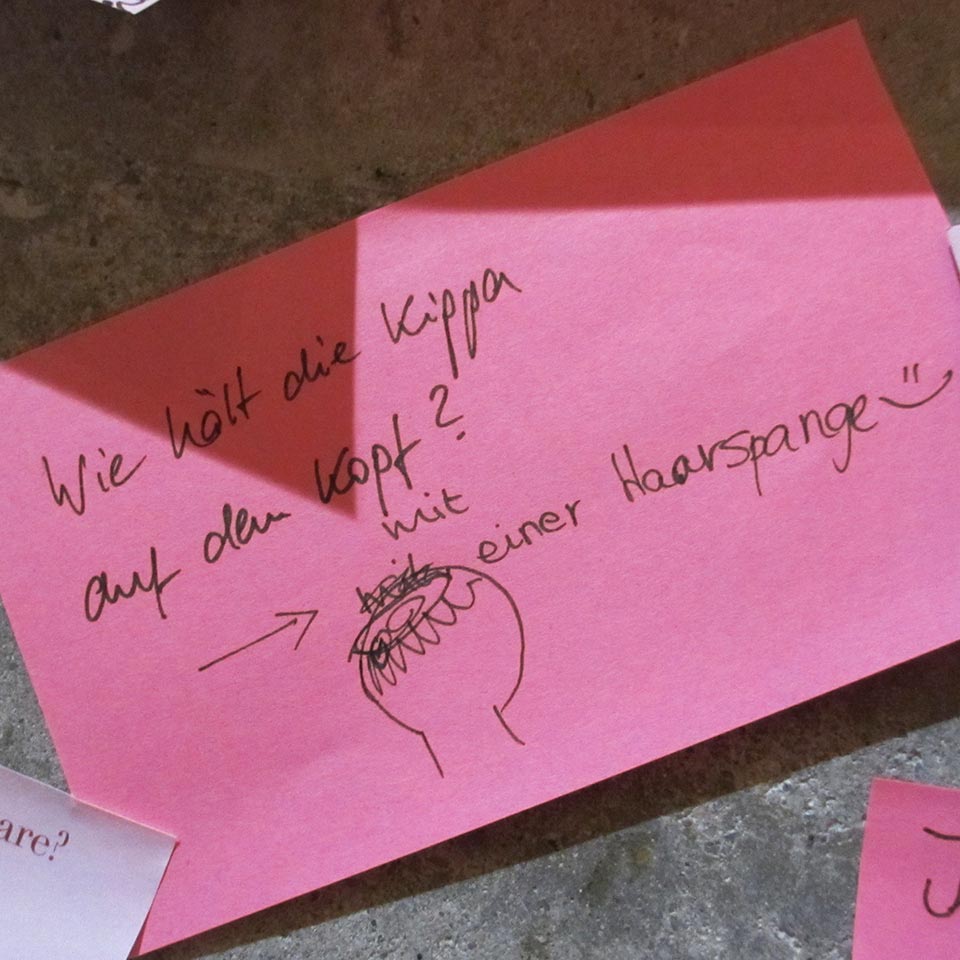 Wie Hält Eine Kippa Auf Dem Kopf Wie hält die Kippa auf dem Kopf? | Jüdisches Museum Berlin