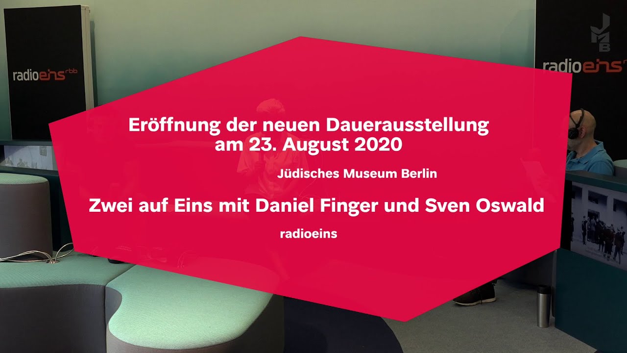 Im Hintergrund ist ein Radiostudio zu sehen. Eine Rote Infobox auf dem Foto gibt Infos zu den Öffnungszeiten den JMB.