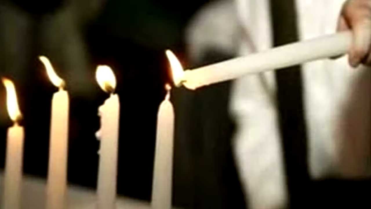 Vier Hannukah Kerzen werden mit einer weiteren Kerze (Schamasch) angezündet.