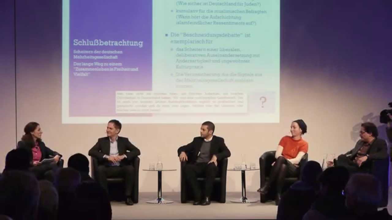 Podium mit zwei Frauen und drei Männern.