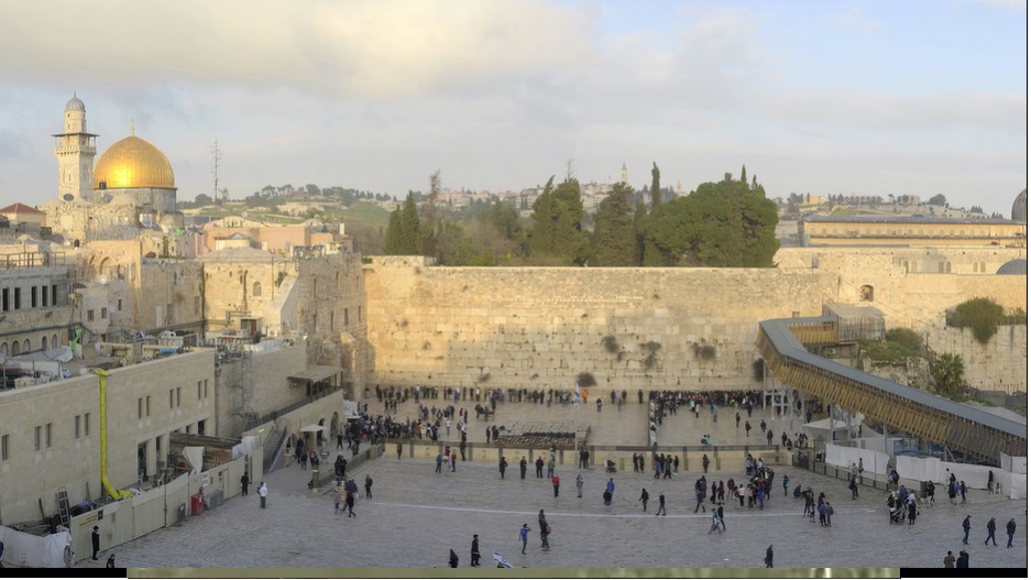 Menschen stehen auf einem Platz vor dem Felsendom in Jerusalem.