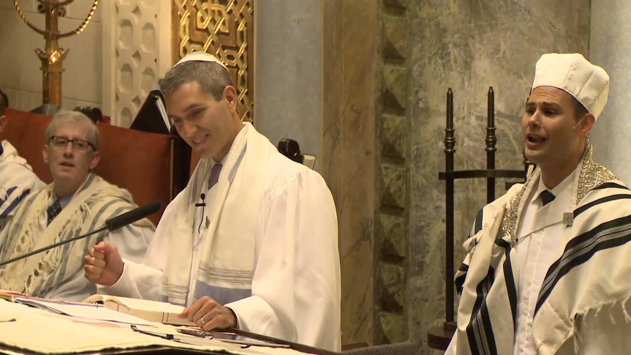 Kantor Azi Schwartz during a religious service.