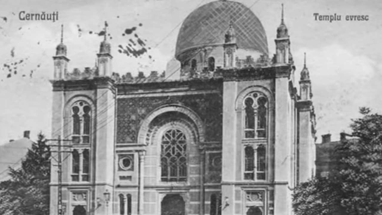 Schwarz-weiß Fotografie einer Synagoge.