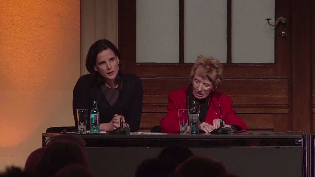 Two women sitting on a podium: Renate Lasker-Harpprecht (right) and Susanne Beyer (left)