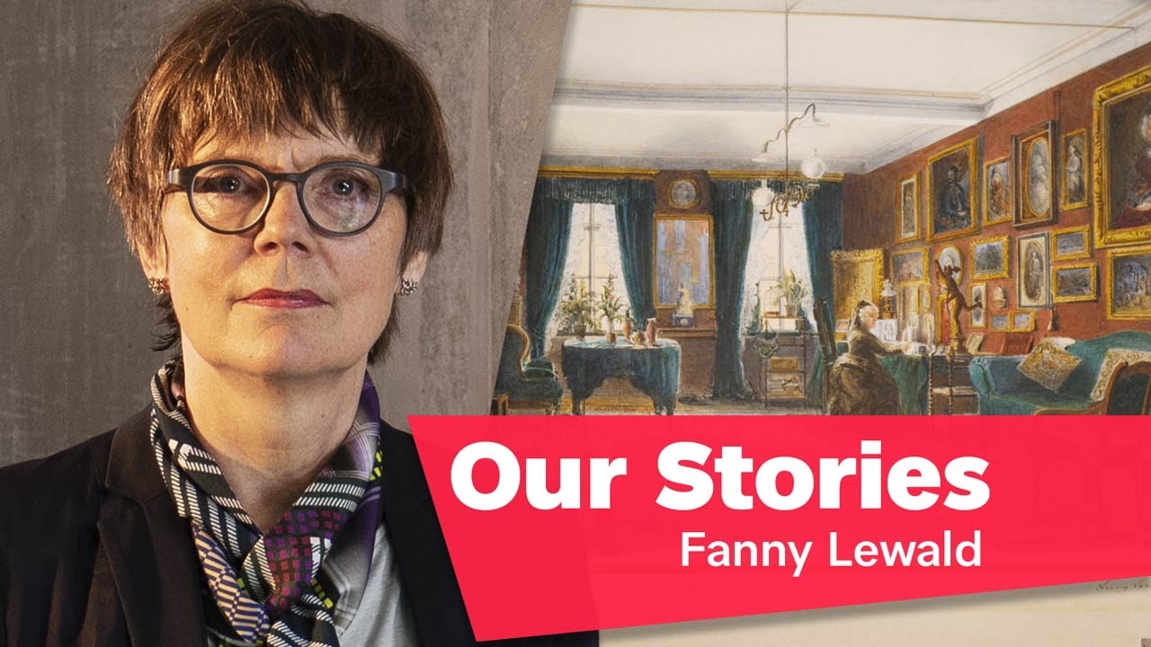 Porträtfoto von Inka Bertz, im Hintergrund ein Gemälde, das einen Salon zeigt, rechts unten im Bild der Schriftzug „Our Stories: Fanny Lewald”
