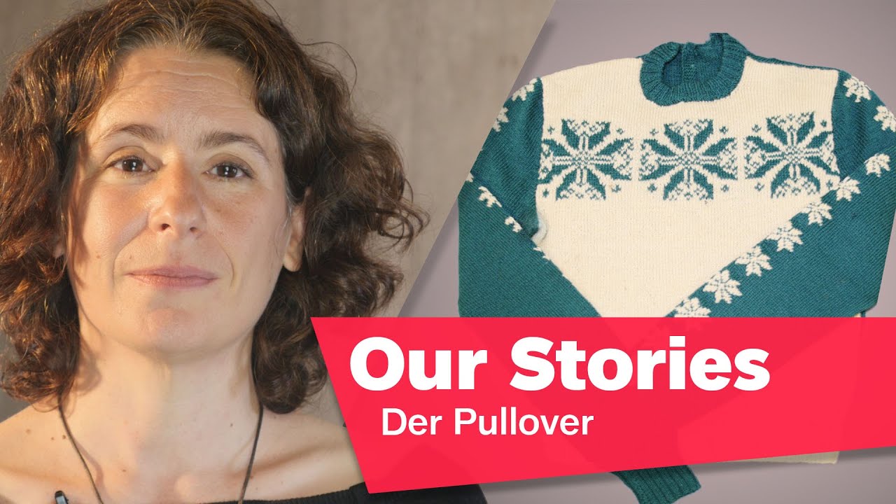 Porträtfoto von Tamar Lewinsky, im Hintergrund ein Strickpullover, rechts unten im Bild der Schriftzug „Our Stories: Der Pullover”