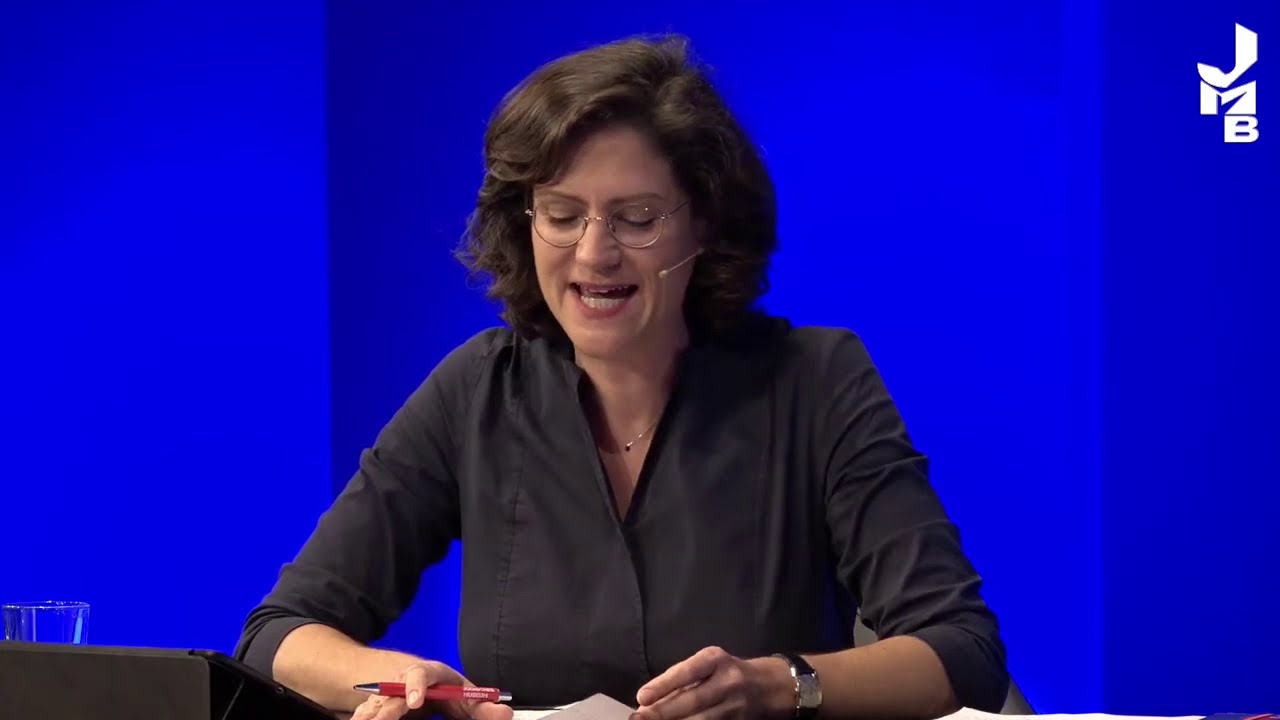 Signe Rossbach eröffnet die Veranstaltung