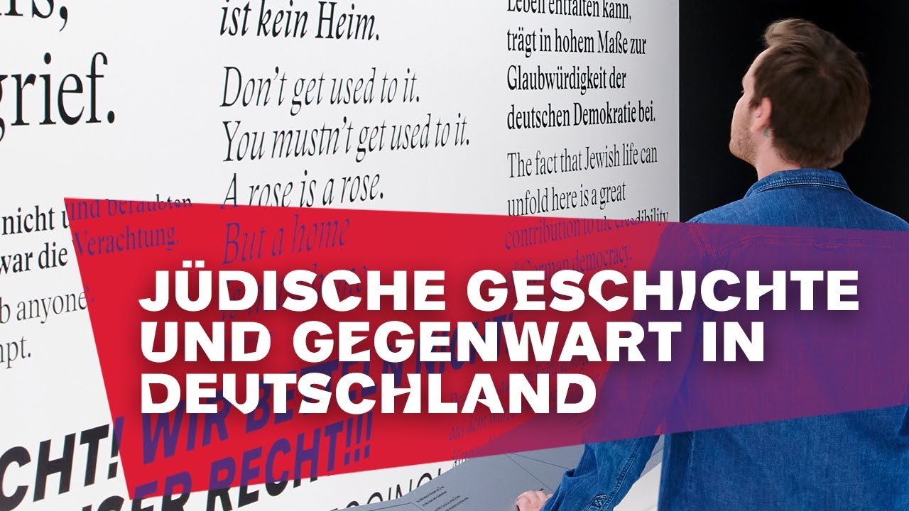 Ein Mann, der eine Schrifttafel ließt ist von hinten zu sehen. Auf dem Bilder der Schriftzug:  Jüdische Geschichte und Gegenwart in Deutschland.