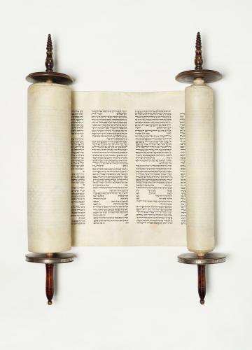 Tora Schriftrolle mit Holzgriffen und hebräischen Schriftzeichen