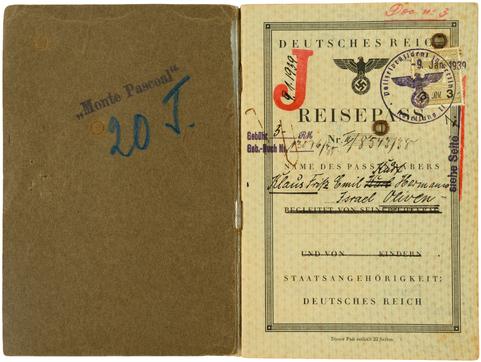 Eine Doppelseite aus einem alten Reisepass des Deutschen Reichs. Es sind Reichsadler mit Hakenkreuz und ein großes rotes J zu sehen.