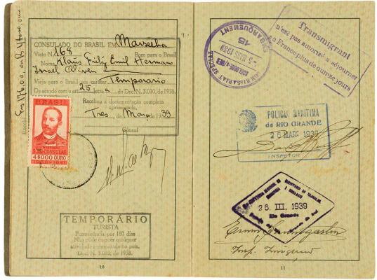 Eine Doppelseite aus einem alten Reisepass. Es sind eine rote Marke und Stempel aus dem Jahr 1939 zu erkennen.