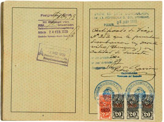 Eine Doppelseite aus einem alten Reisepass. Es sind Marken und Stempel aus dem Jahr 1939 zu erkennen.