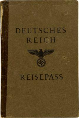 Reisedokument mit der Aufschrift „Deutsches Reich Reisepass“ mit Emblem Adler auf einem Eichenkranz mit Hakenkreuz