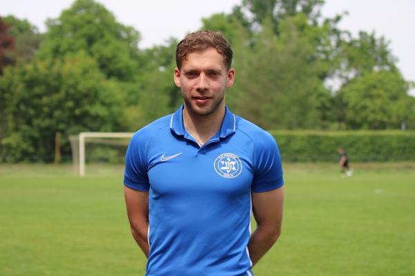 Ein Mann mit blauem Fußballtrikot