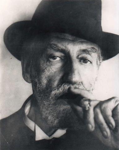Schwarz-weiß-Porträtfoto von Hermann Gumpertz mit Bart und Hut