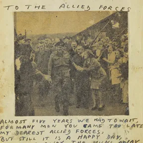 Handschriftlich verfasste Doppelseite mit eingeklebtem Foto aus einer Zeitung und der Überschrift „To the Allied Forces“.