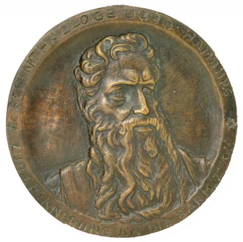 Medaille mit plastisch hervortretendem Porträt eines bärtigen Mannes, vermutlich von Moses, am Rand steht umlaufend „Steinthalloge UOBB Hamburg/ Zur Erinnerung an die Barmizwoh.“