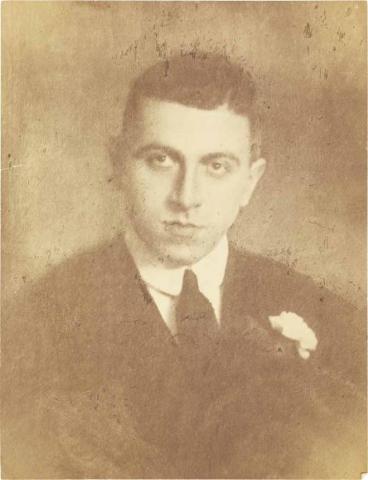 Schwarz-weiß-Foto: Porträt eines jungen Mannes im Anzug mit Krawatte