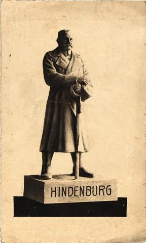Abbildung einer männlichen Statue mit Schwert (am Sockel: »HINDENBURG«)