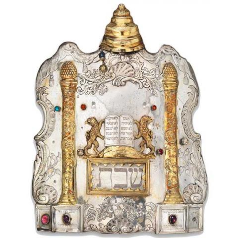 Torah shield decorated with gold, donated by Isaac Jakob Goose