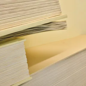 Detailaufnahme der Installation mit hölzernen Buchskulpturen in Gelb.