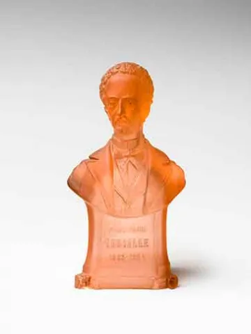 Bust of Ferdinand Lassalle made of red, transparent glass.