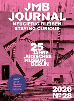 Das Bild zeigt ein Zeitschriftencover, auf dem das Foto einer Baustelle zu sehen ist, das komplett in rosa eingef&auml;rbt wurde. Dar&uuml;ber platziert stehe oben "JMB Journal: Neugierig bleiben", in der Mitte "25 Jahre JMB" und rechts unten "2026, No. 28". Ein lilafarbener Kreis links unten enth&auml;lt in wei&szlig;er und rosa Schrift einen Hinweis: "Ausstellung: Daniel Libeskind - Between the Lines".