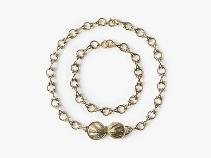The picture shows a necklace and a bracelet made up of round gold links. 