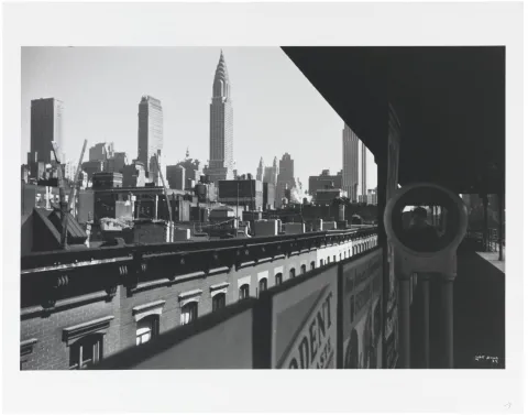 Eine Station der Hochbahn in der New Yorker Skyline und die Reflektion der Fotografin mit ihrer Kamera in einem kleinen runden Spiegel