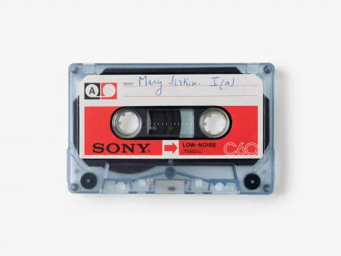 Eine Kassette mit einem Etikett. 