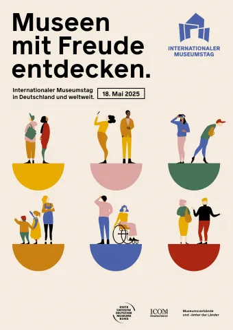 Plakat mit der Aufschrift "Museen mit Freude entdecken". Zu sehen sind sechs Halbkugeln, auf denen sich jeweils zwei oder drei Personen befinden. Sie stehen in typischen Posen von Museumsbesuchenden.