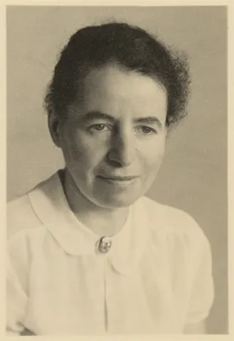 Schwarz-weiß-Fotografie einer Frau.