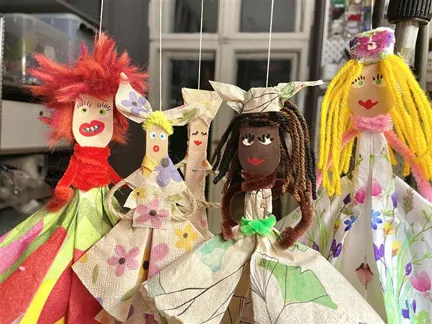 Fünf bunte Handpuppen.