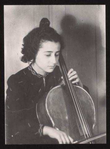 Anita Lasker im Jahr 1938 beim Cello-Spielen