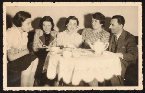 Anita, Renate und Marianne Lasker mit ihren Eltern, 1938