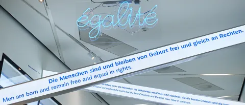 Ausstellungsansicht, die den Neon-Schriftzug "égalité" zeigt