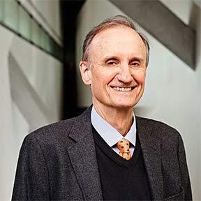 Portrait photo of a smiling man (Peter Schäfer)