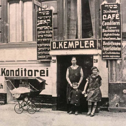 Das Gesch&auml;ft von David Kempler mit der Aufschrift &bdquo;Krakauer Caf&eacute; und Konditorei, Fr&uuml;hst&uuml;ck, Abendtisch&ldquo;